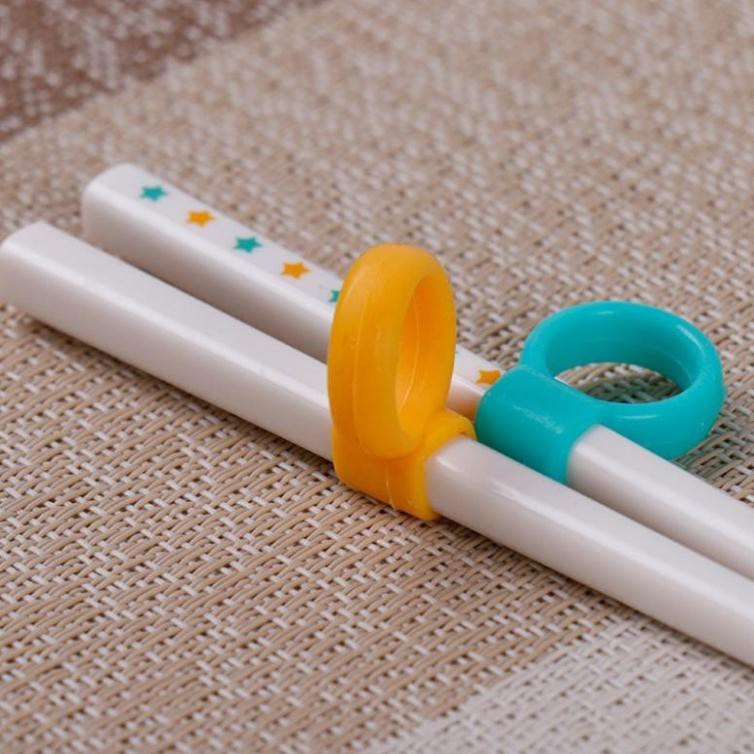 Đũa tập gắp xỏ ngón cho bé Seria nhẹ – hỗ trợ bé tự lập khi ăn 2 Đũa tập gắp xỏ ngón cho bé Seria nhẹ – hỗ trợ bé tự lập khi ăn - Ảnh 2