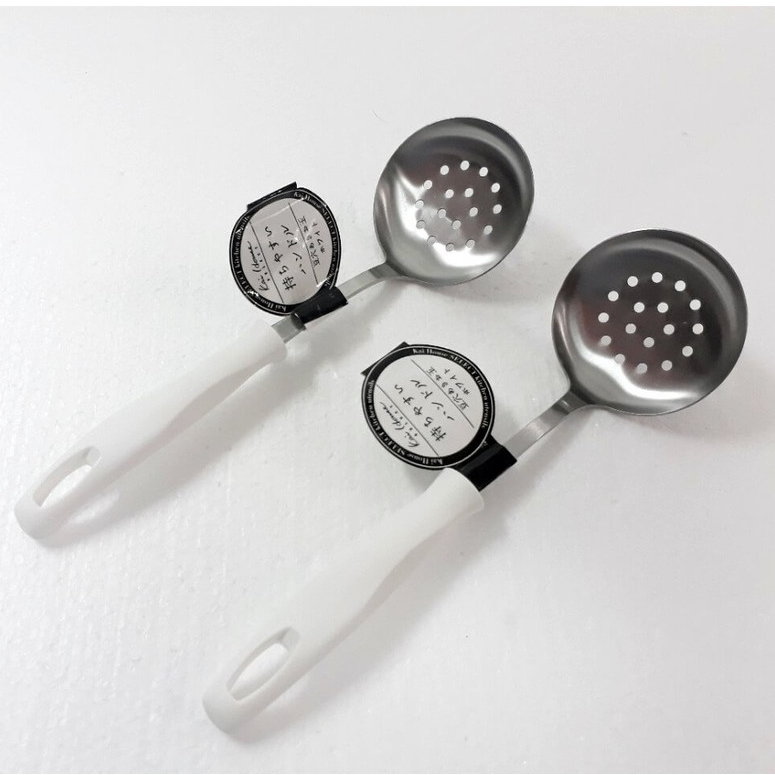 Muôi lỗ cỡ nhỏ KAI (trắng) – Đầu inox, cán PP, rửa máy rửa chén thuận tiện 3 Muôi lỗ cỡ nhỏ KAI (trắng) – Đầu inox, cán PP, rửa máy rửa chén thuận tiện - Ảnh 3