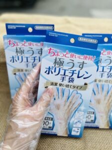 Hộp găng tay nilon Seiwa-Pro Nhật Bản 100 chiếc đặt cạnh rổ rau củ quả tươi