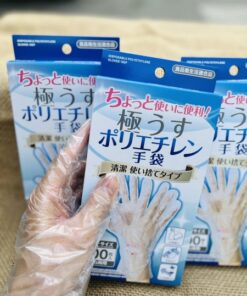 Hộp găng tay nilon Seiwa-Pro Nhật Bản 100 chiếc đặt cạnh rổ rau củ quả tươi