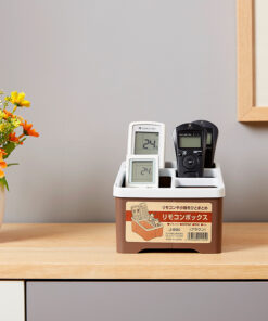 Khay đựng remote Sanada Seiko màu nâu đặt trên bàn gỗ, chứa điều khiển TV và điều hòa