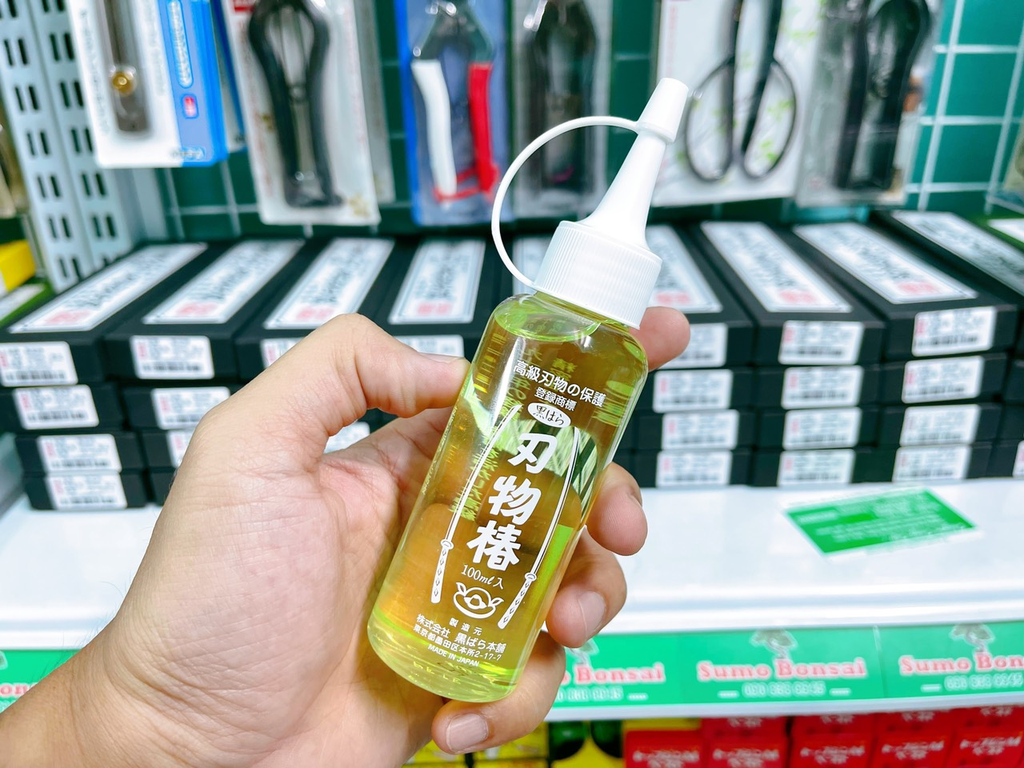 dầu mài dao giúp bảo quản dao chống gỉ sau khi mài và vệ sinh]